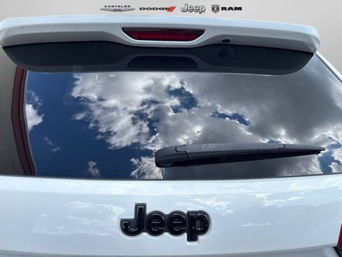 Used 2015 Jeep Grand Cherokee Altitude AWD/4WD image 18