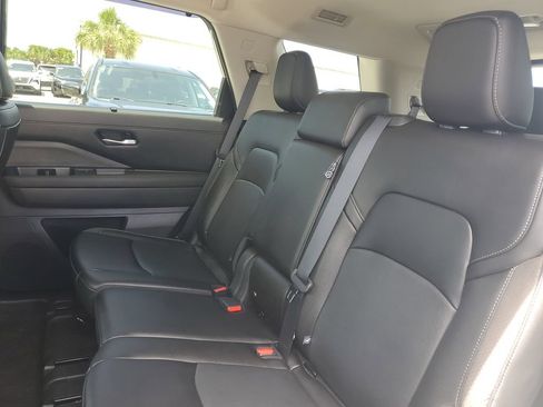 Certified 2024 Nissan Pathfinder SL FWD image 18