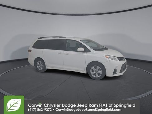 Used 2019 Toyota Sienna LE image 2