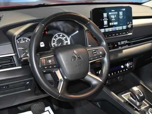 Used 2024 Mitsubishi Outlander SE image 2