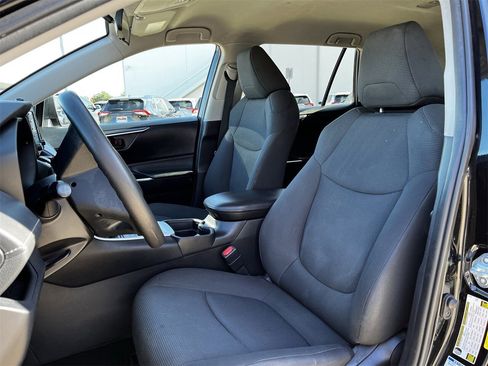 Used 2021 Toyota RAV4 LE image 23