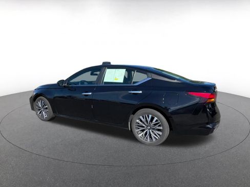 Used 2025 Nissan Altima 2.5 SV FWD image 8