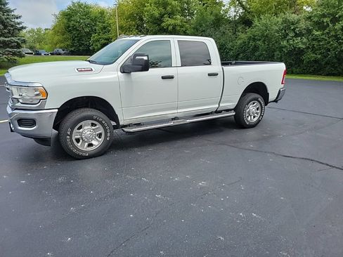 Used 2024 RAM 2500 Tradesman w/ Chrome Appearance Group AWD/4WD image 3