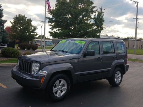 Used 2011 Jeep Liberty Sport image 1