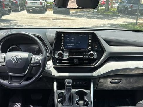 Used 2022 Toyota Highlander XLE FWD image 13
