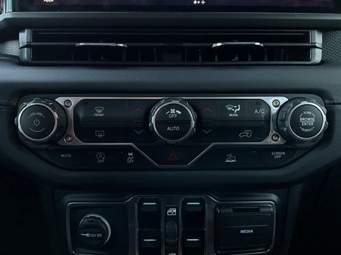 Used 2025 Jeep Wrangler Unlimited Rubicon image 24