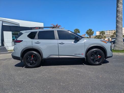 Used 2025 Nissan Rogue SV AWD/4WD image 3