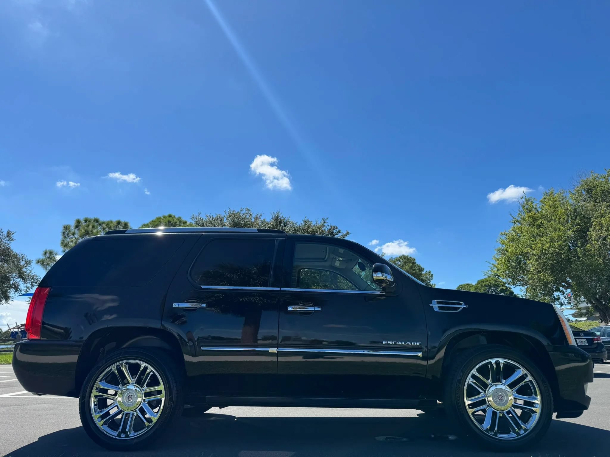 Used 2012 Cadillac Escalade Platinum RWD image 8