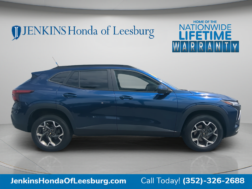 Used 2024 Chevrolet Trax LT w/ LT Convenience Package FWD image 3