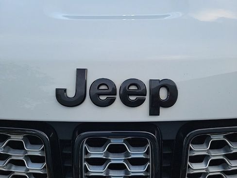 Used 2020 Jeep Grand Cherokee Altitude AWD/4WD image 8