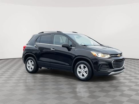 Used 2019 Chevrolet Trax LT w/ LT Convenience Package image 2