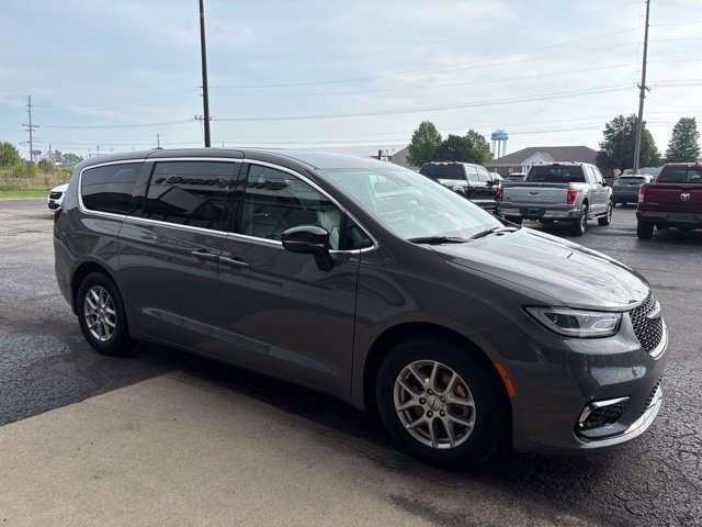 Used 2025 Chrysler Pacifica Select FWD image 8