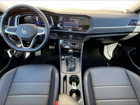 Certified 2024 Volkswagen Jetta SE w/ Panoramic Sunroof Package image 15