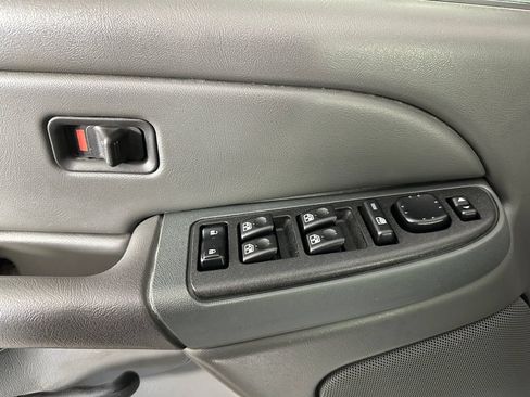 Used 2004 Chevrolet Silverado 2500 LS w/ Heavy-Duty Power Package RWD image 19