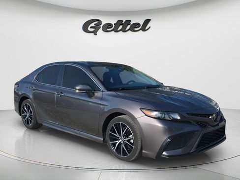 Used 2023 Toyota Camry SE image 3