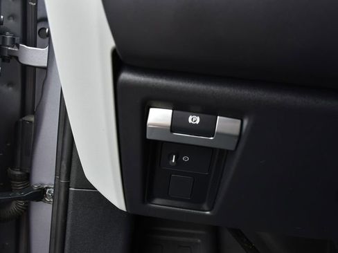 Used 2024 Land Rover Defender 90 X-Dynamic SE image 27