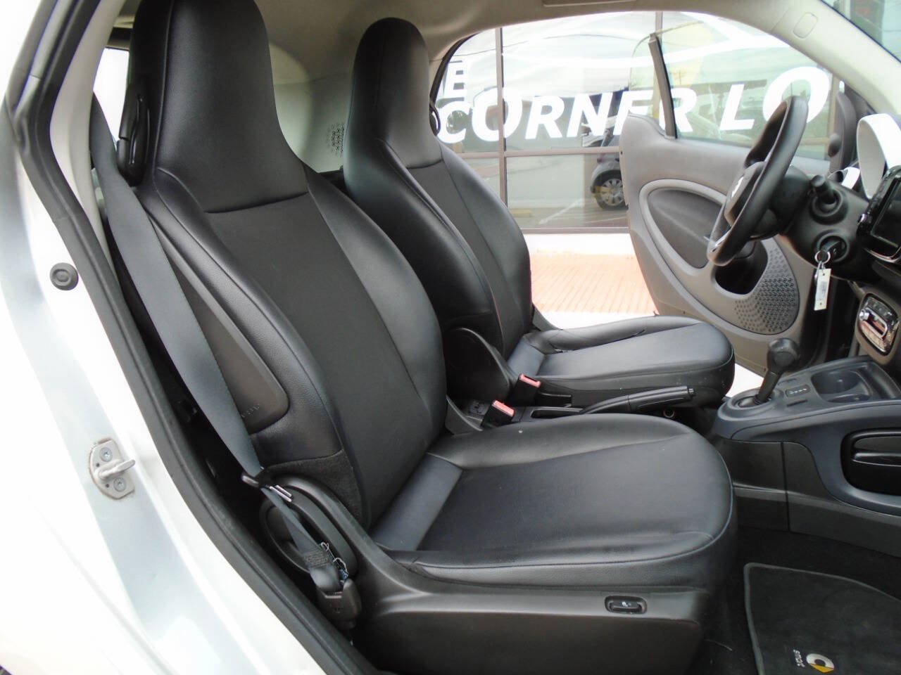 Used 2017 smart fortwo pure RWD image 10