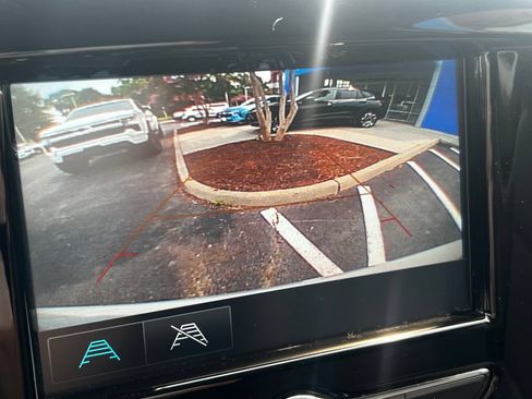 Used 2019 Chevrolet Traverse LT FWD image 10