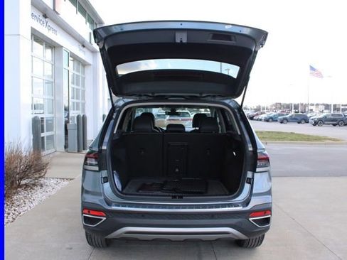 Used 2025 Volkswagen Taos SE w/ Panoramic Sunroof Package AWD/4WD image 9