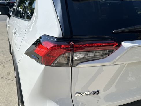 Used 2022 Toyota RAV4 LE AWD/4WD image 12