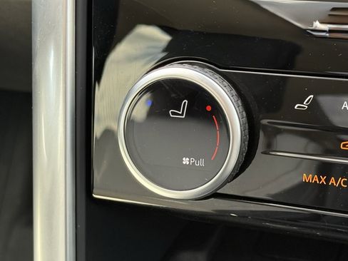 Certified 2025 Land Rover Discovery S image 21