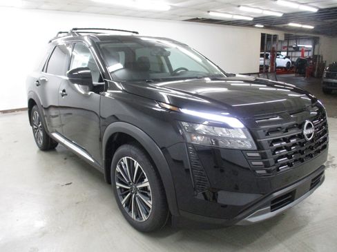 New 2026 Nissan Pathfinder Platinum w/ Cargo Package AWD/4WD image 3