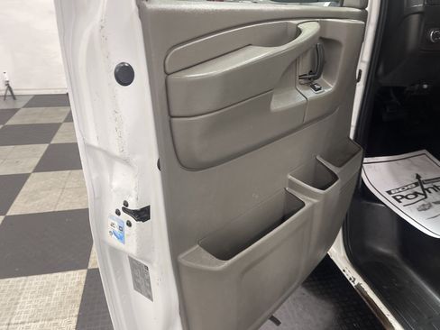 Used 2015 Chevrolet Express 2500 image 10