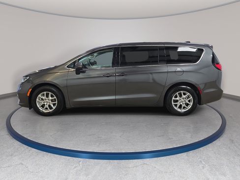 Used 2023 Chrysler Pacifica Touring-L FWD image 9