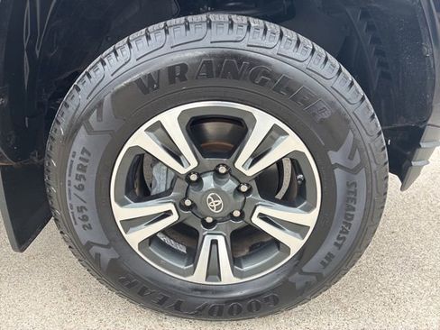 Used 2019 Toyota Tacoma TRD Sport image 11