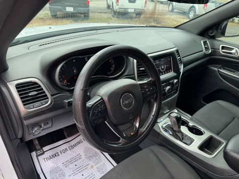 Used 2019 Jeep Grand Cherokee Laredo RWD image 18