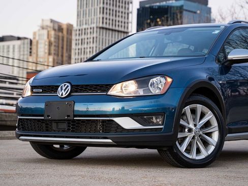 Used 2017 Volkswagen Golf Alltrack image 2