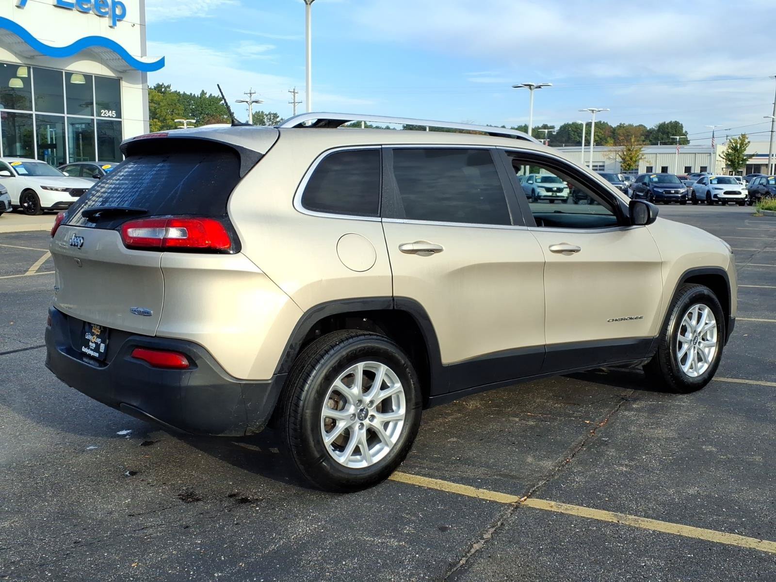 Used 2015 Jeep Cherokee Latitude AWD/4WD image 11