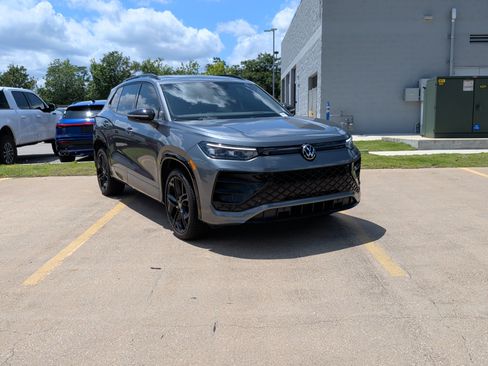Used 2025 Volkswagen Tiguan SE R-Line AWD/4WD image 2
