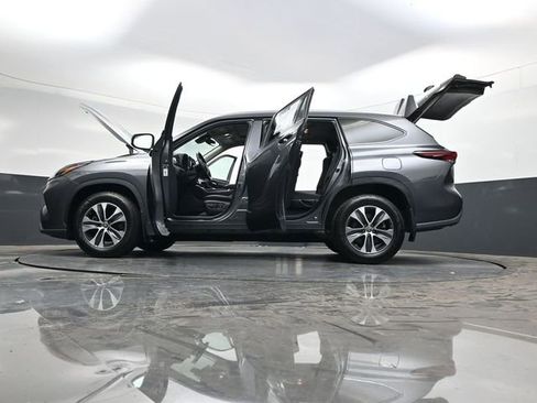 Used 2024 Toyota Highlander XLE image 46