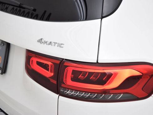 Used 2022 Mercedes-Benz GLB 250 4MATIC image 17