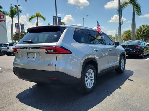 Used 2024 Toyota Grand Highlander XLE FWD image 12