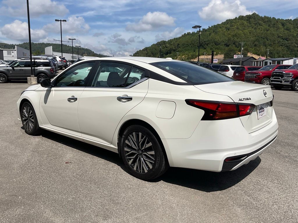 Used 2025 Nissan Altima 2.5 SV FWD image 4