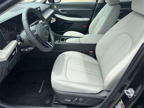 New 2025 Hyundai Sonata Limited image 9