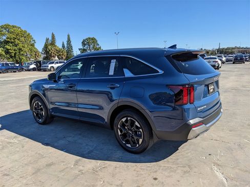 Certified 2025 Kia Sorento S image 7