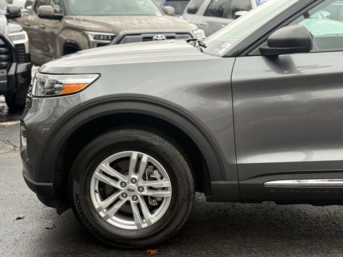 Used 2022 Ford Explorer XLT image 2