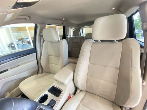 Used 2017 Jeep Grand Cherokee Laredo AWD/4WD image 14