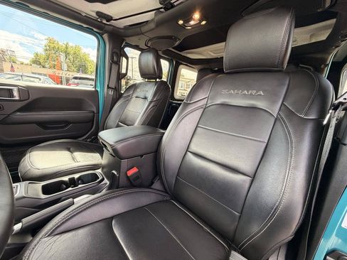 Used 2019 Jeep Wrangler Unlimited Sahara w/ Uconnect 4C Nav & Sound Group AWD/4WD image 16