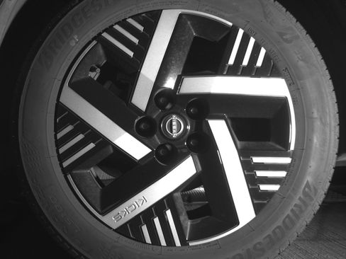 Used 2025 Nissan Kicks SV image 12