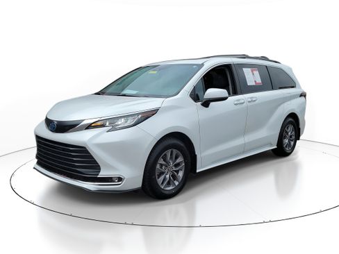 Used 2023 Toyota Sienna XLE image 2