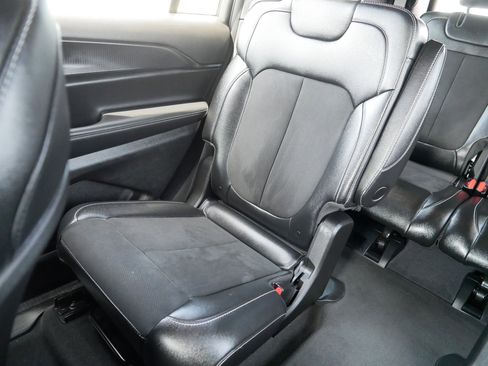 Used 2024 Jeep Grand Cherokee L Altitude AWD/4WD image 12