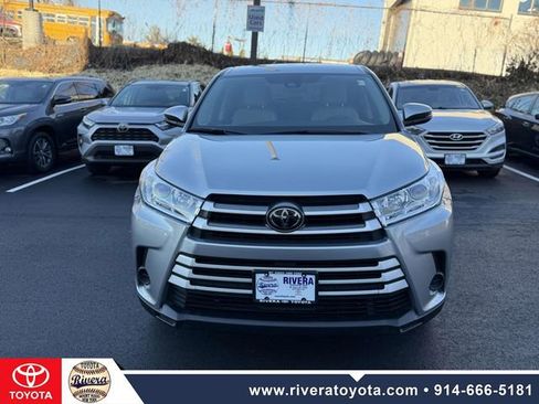 Used 2017 Toyota Highlander LE image 2