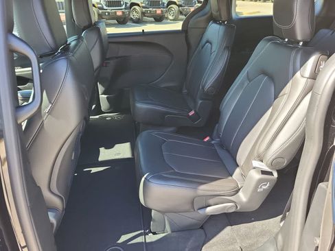 New 2026 Chrysler Pacifica Select FWD image 21