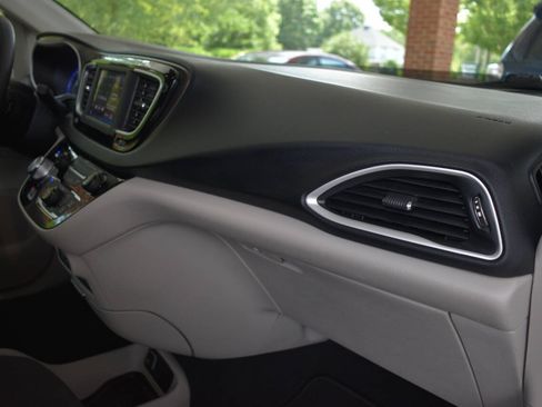 Used 2022 Chrysler Voyager LX FWD image 21