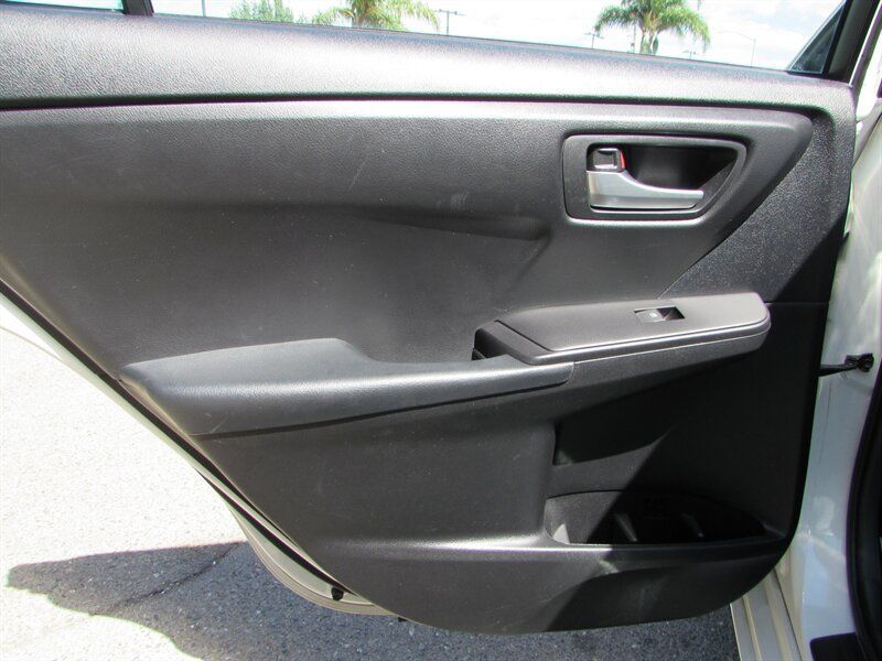Used 2015 Toyota Camry SE w/ Moonroof Package FWD image 23