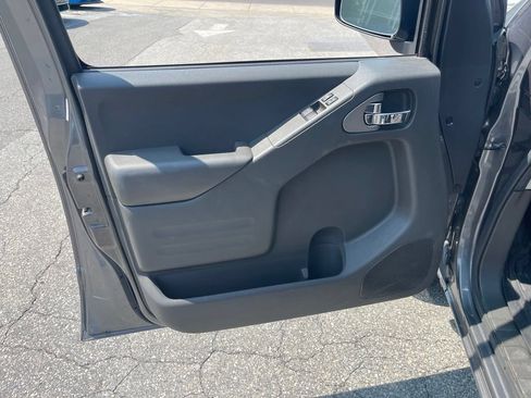 Used 2016 Nissan Frontier SV w/ SV Value Truck Package AWD/4WD image 14